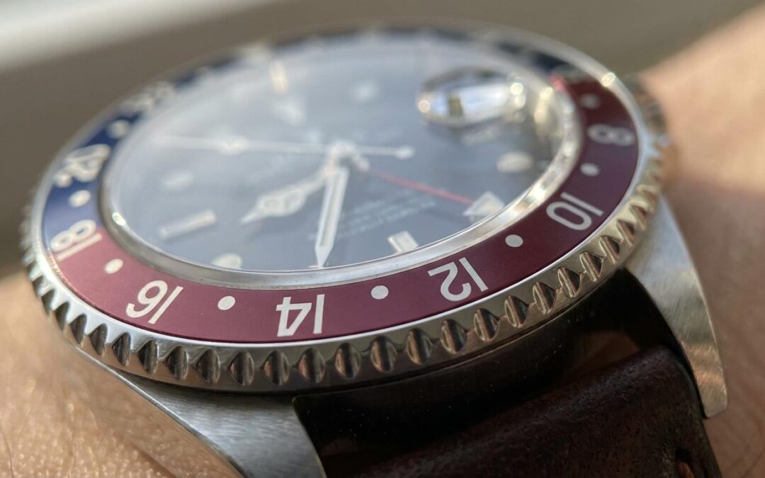 Hvad er et GMT-ur? Sådan fungerer ekstra tidszone og 24-timers bezel