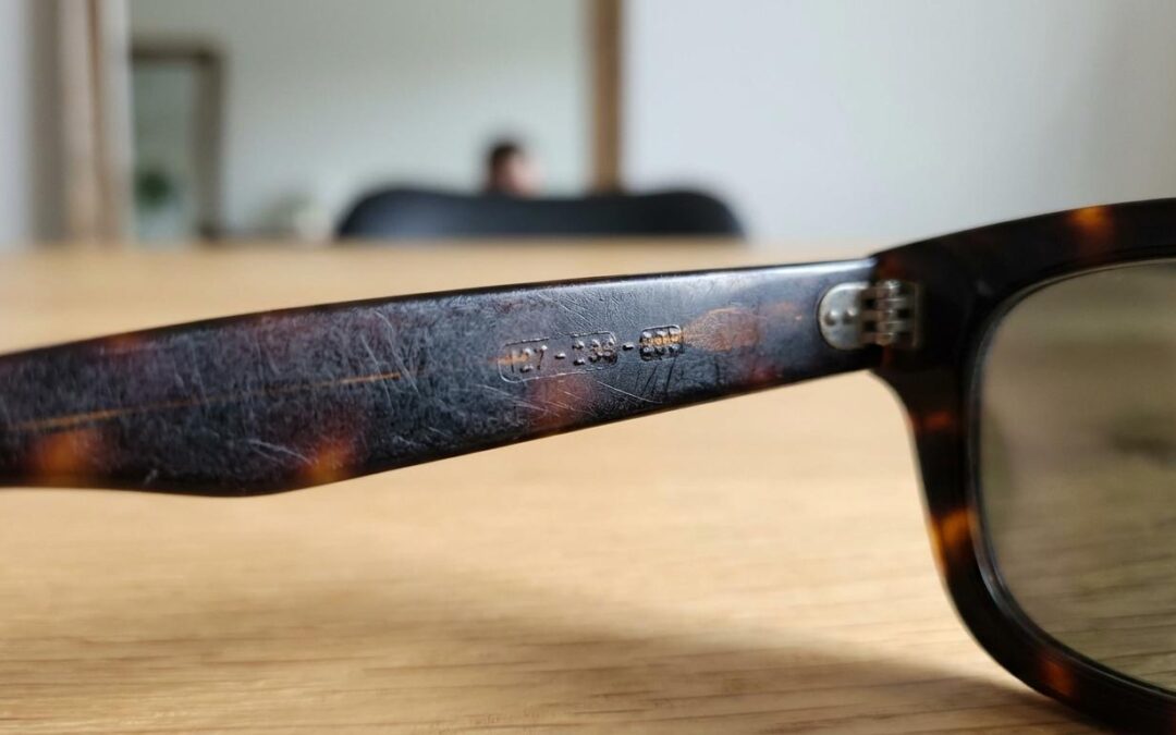 Solbrillestørrelser forklaret: Linsebredde, bro og stang (mm) – sådan vælger du rigtigt